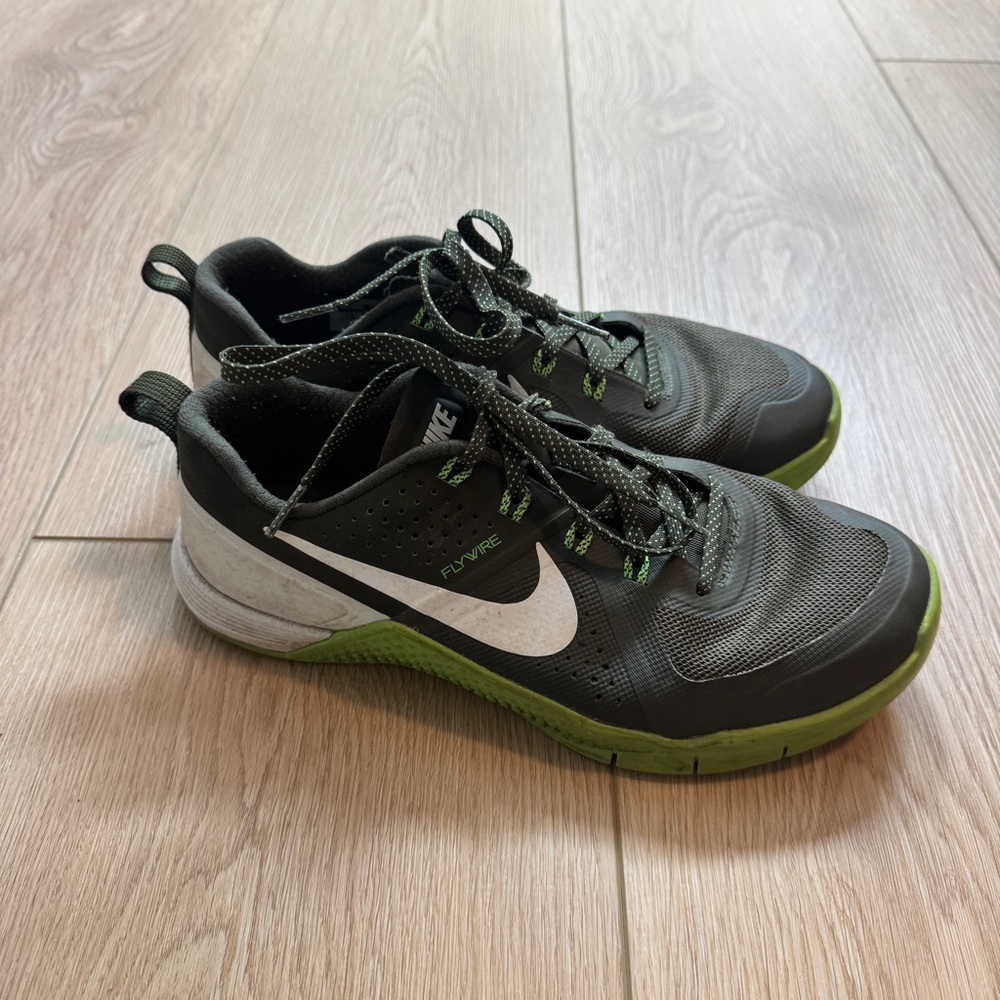 Nike Metcon Black and Green Athletic Shoes 7.5